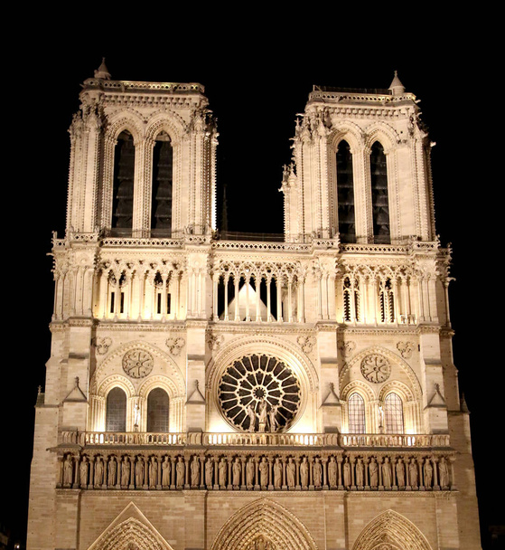 Notre Damen katedraalin julkisivu Pariisissa ennen tulipaloa
 - Valokuva, kuva