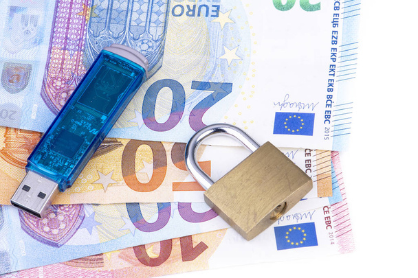 Recopilación y venta de datos - Stick de datos con candado y billetes en euros
 - Foto, Imagen