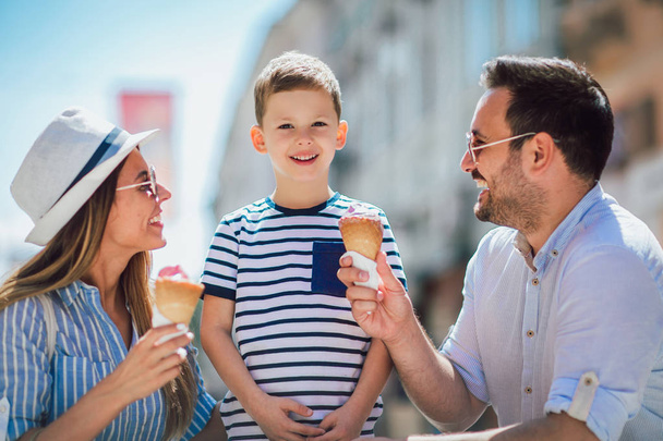 Щаслива сім'я розважається на відкритому повітрі після покупки
 - Фото, зображення