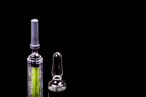 Medische flesjes voor injectie met een spuit en medische ampul - Foto, afbeelding