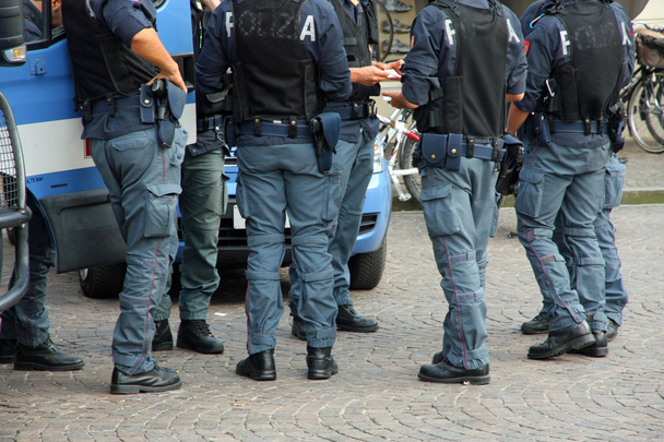 Olasz rendőrök golyóálló és páncélozott kabát alatt egy r - Fotó, kép