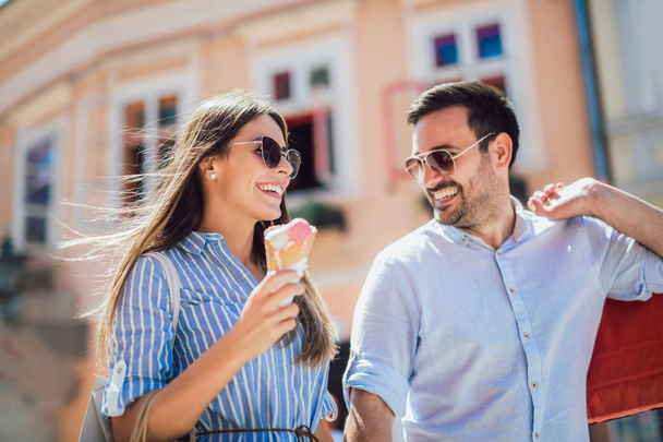 Tarihi sahip ve alışveriş sonra dondurma yemek mutlu çift - Fotoğraf, Görsel