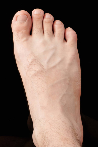 Uomo destro piedi nudi
 - Foto, immagini