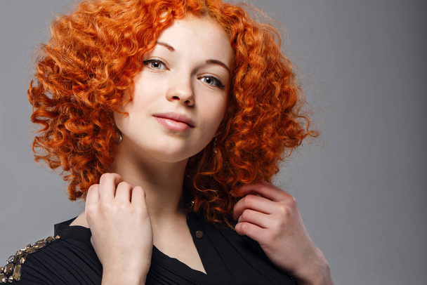 Привлекательная девушка с рыжими волосами на студийном портрете
 - Фото, изображение