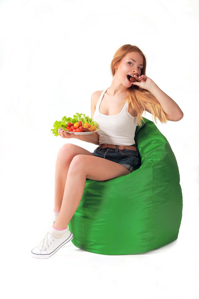 Девушка ест помидор
 - Фото, изображение
