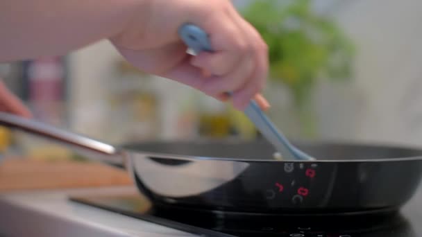 Sprinkle the omelette with feta cheese and parsley - Materiał filmowy, wideo
