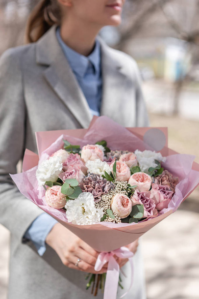 bellissimo bouquet tagliato fresco di fiori misti in mano donna. il lavoro del fioraio in un negozio di fiori. Colore delicato toni pastello
 - Foto, immagini