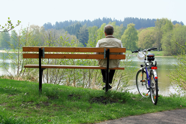 dojrzały człowiek siedzący relaks po jazda na rowerze - Zdjęcie, obraz