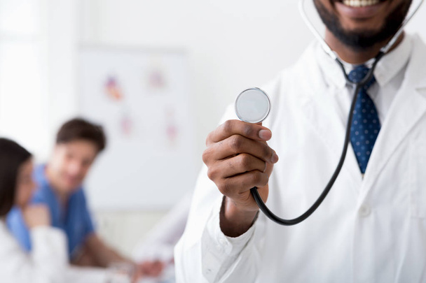 Stetoskoplu doktor, arka plan üzerinde çalışan sağlık personeli - Fotoğraf, Görsel