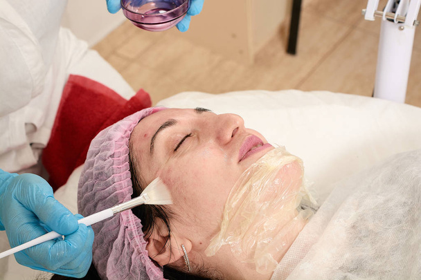 junge Frau im Schönheitssalon führt nach Ultraschall-Peeling Hautfeuchtigkeitsbehandlung durch. - Foto, Bild