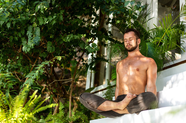 guy doing yoga in the jungle - Zdjęcie, obraz