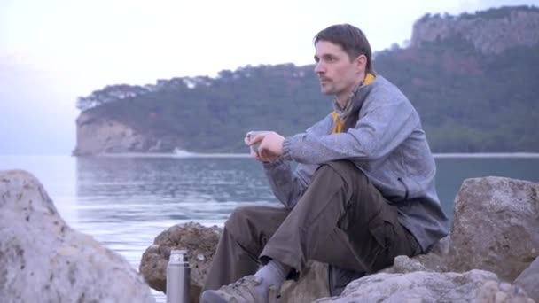 Traveler backpack resting near the sea - Materiał filmowy, wideo