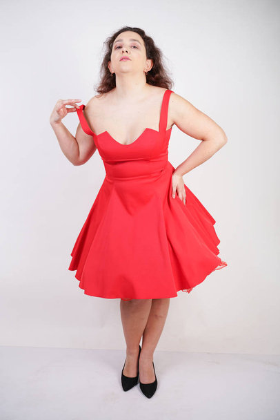 αρκετά παχουλός γυναίκα φορώντας κόκκινο vintage μόδα φόρεμα - Φωτογραφία, εικόνα