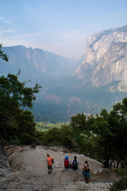 Yosemite-Nationalpark. Blick von einem beliebten Wanderpunkt auf das neblige Tal an einem Sommertag. - Foto, Bild