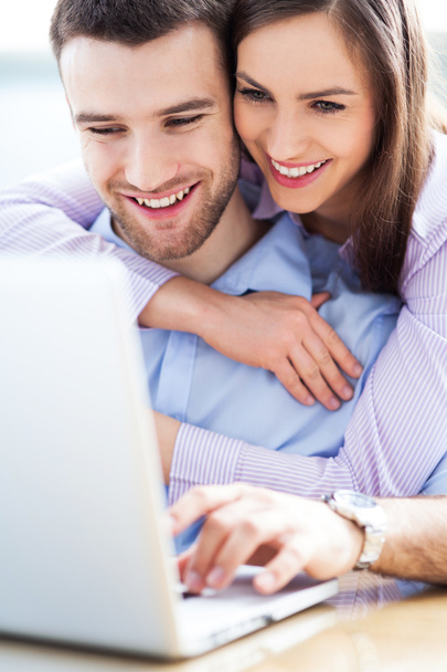 Young couple using laptop - Valokuva, kuva