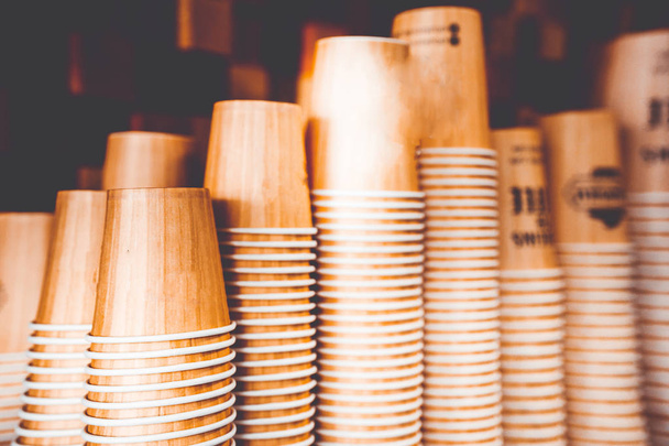 un montón de tazas desechables para el café
 - Foto, imagen
