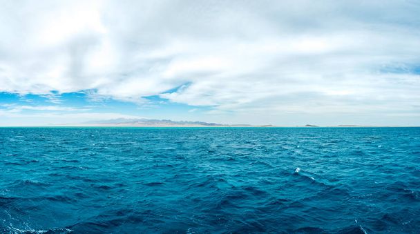Πανοραμική φωτογραφία στο φόντο, γαλάζια θάλασσα με βουνά στο παρασκήνιο. - Φωτογραφία, εικόνα