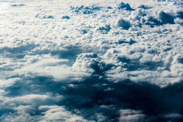 Вид зверху на білі хмари над землею або водою
 - Фото, зображення
