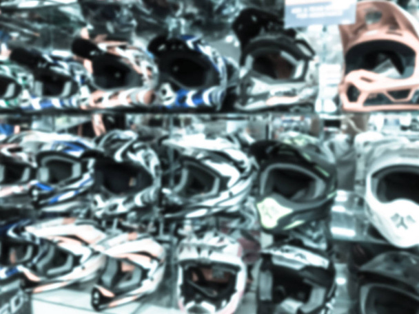 ABD 'de perakende mağazasında motosiklet kask filtrelenmiş görüntü bulanık arka plan çeşitli - Fotoğraf, Görsel