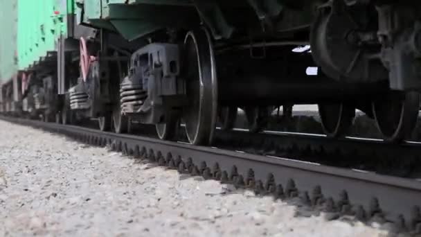 De wielen trein van de oude op het spoor langs camera. Close-up shot - Video