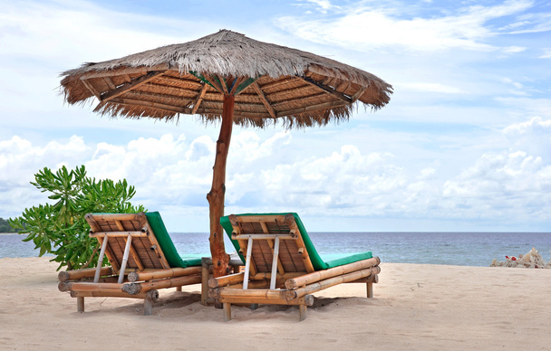 Cadeiras de sofá relaxantes na praia de areia branca
 - Foto, Imagem