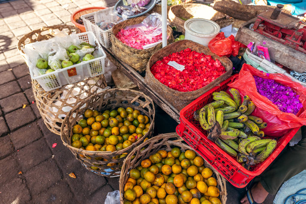Tuoreita mandariineja paikallisilla luomuruokamarkkinoilla. Balin saari, Indonesia
. - Valokuva, kuva