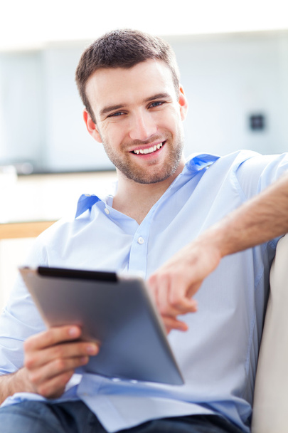 Mann entspannt sich mit digitalem Tablet - Foto, Bild