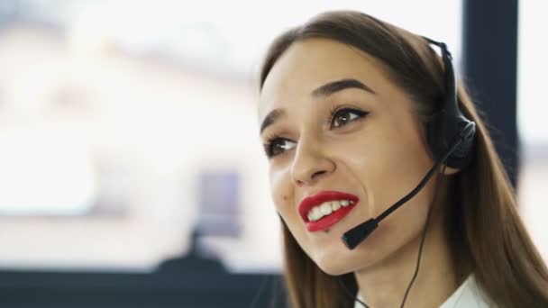 4k .call center. hübsche Frau mit Kopfhörer antwortet Klient im Büro. Gesicht aus nächster Nähe - Filmmaterial, Video