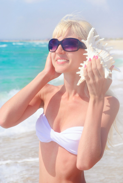 portrait de femme avec coquillage à la plage de la mer
 - Photo, image
