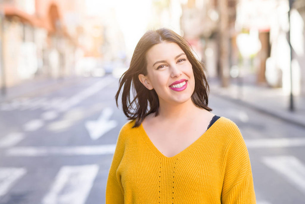 Mooie jonge vrouw die lacht vrolijk lopen op straat op een zonnige dag, casual mooi meisje op de stad - Foto, afbeelding