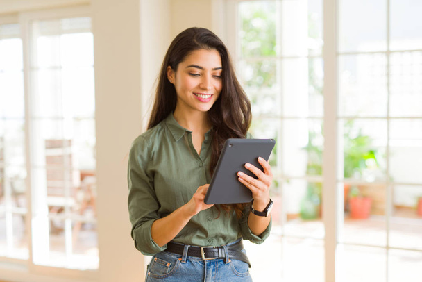 schöne junge Frau arbeitet mit Touchpad-Tablet  - Foto, Bild