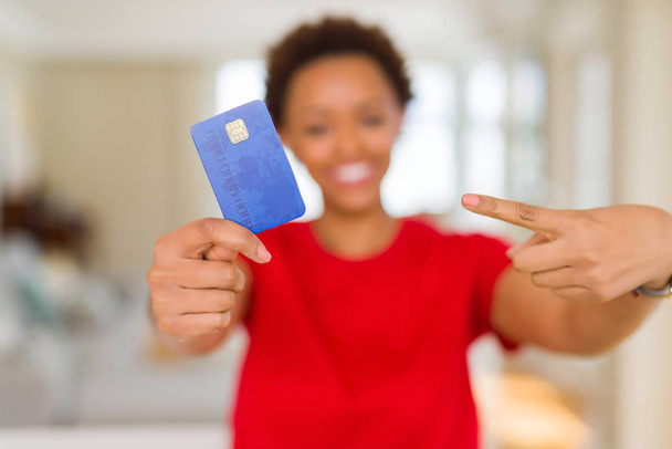 Молодих афро-американських жінки, що тримає кредитної картки дуже щасливі, вказуючи з рук і пальців - Фото, зображення