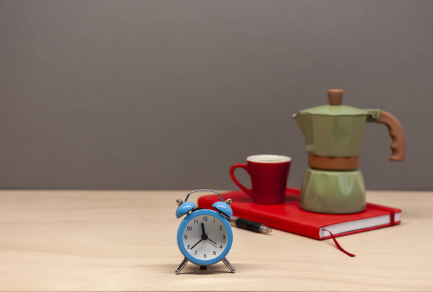 ノートブック目覚まし時計とイタリアのコーヒーメーカーとの作業台 - 写真・画像