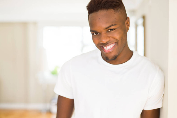 Komea afrikkalainen nuori mies hymyilee iloinen iso hymy kasvoillaan
 - Valokuva, kuva