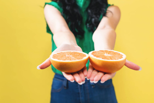 Young woman holding oranges - Fotografie, Obrázek