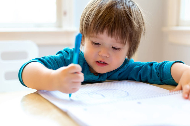 Toddler boy drawing - Foto, imagen