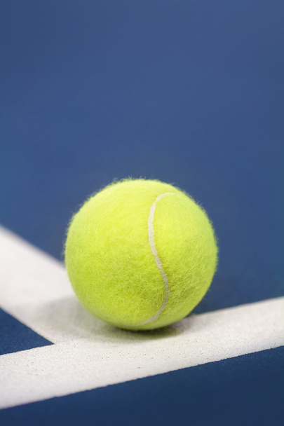 Теннисный мяч на теннисном корте - Фото, изображение