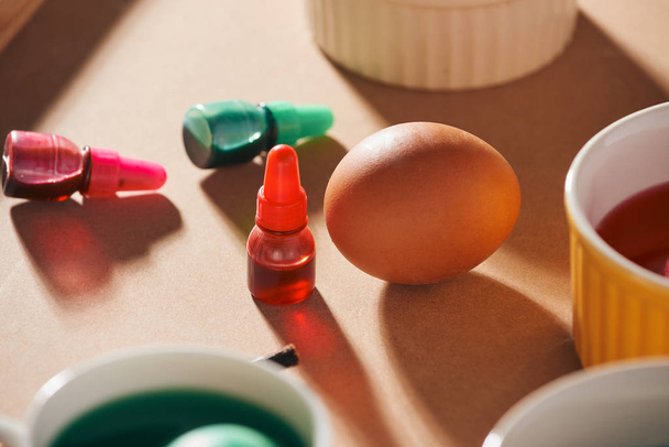 Paskalya yumurtaları hafif tuval arka plan üzerinde renkli, metin için yer. - Fotoğraf, Görsel