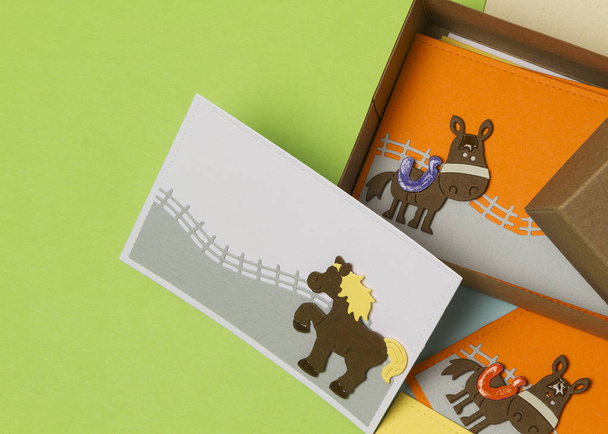 Tarjetas de / para de caballos en colores masculinos trabajo en papel a mano
 - Foto, imagen