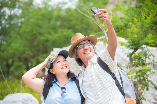 Mutlu emekli çift akıllı telefon ile fotoğraf çekmek  - Fotoğraf, Görsel
