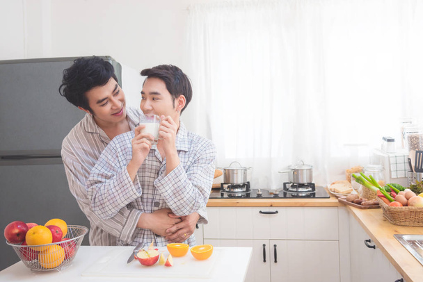 Jeune couple homosexuel masculin buvant du lait pour le petit déjeuner
  - Photo, image