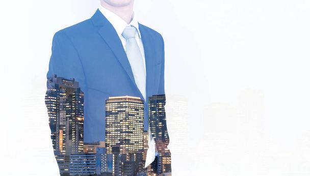 Double exposition Homme d'affaires en costume bleu et immeubles de bureaux, isolé sur fond blanc. Concept d'entreprise de leadership, confiance et succès
 - Photo, image