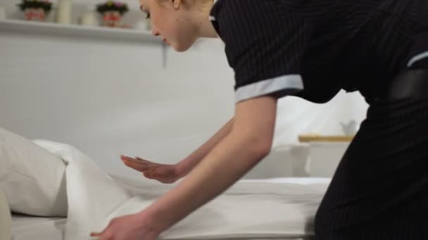 Dona de casa colocando flor no lençol, conceito de roupa de cama macia limpa, detergentes
 - Filmagem, Vídeo