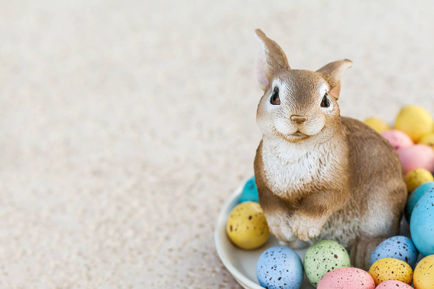 Easter Bunny z pisanki i miejsca kopiowania po lewej stronie  - Zdjęcie, obraz