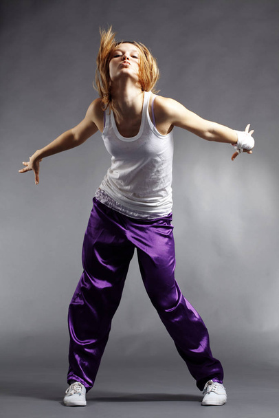 Teenage girl dancing hip-hop studio series - Zdjęcie, obraz
