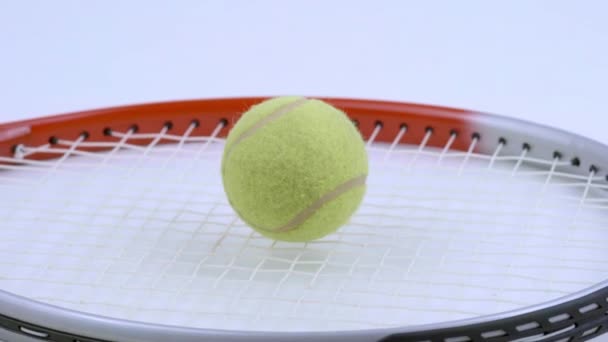 tenisz ütő és a labda iRotate fehér alapon - Felvétel, videó