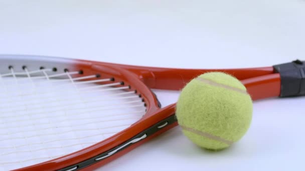 ρακέτα του τένις και μπάλα irotate σε λευκό φόντο - Πλάνα, βίντεο