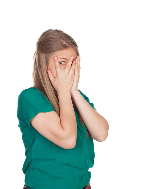 Красивая застенчивая девушка в зеленой футболке, покрывающей лицо
 - Фото, изображение
