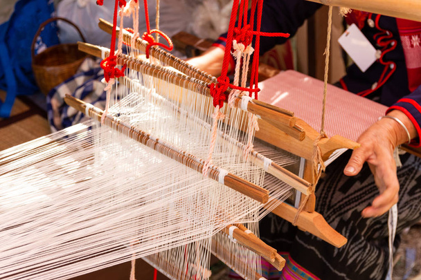Equipamento de tecelagem Tecelagem doméstica - Detalhe do tear de tecelagem para seda caseira Usado para tecelagem de seda ou produção têxtil da Tailândia
  - Foto, Imagem