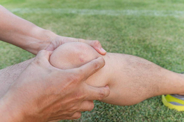 Problèmes articulaires tendon genou sur la jambe de l'homme de l'exercice Dans le stade
.   - Photo, image